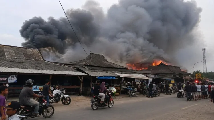 Kebakaran Pasar Mulya Kencana, 4 Armada Damkar Dikerahkan