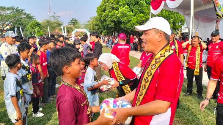 Novriwan Jaya Serahkan Bantuan Bola FIFA ke SSB