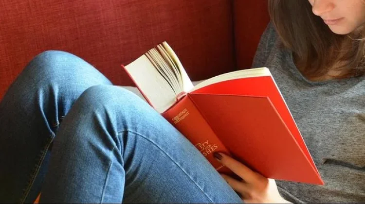 Ini 3 Manfaat Hebat Membaca Buku sebelum Tidur