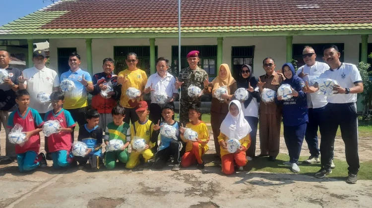 PSSI Lampura Bagikan Bola FIFA ke Sekolah Dasar