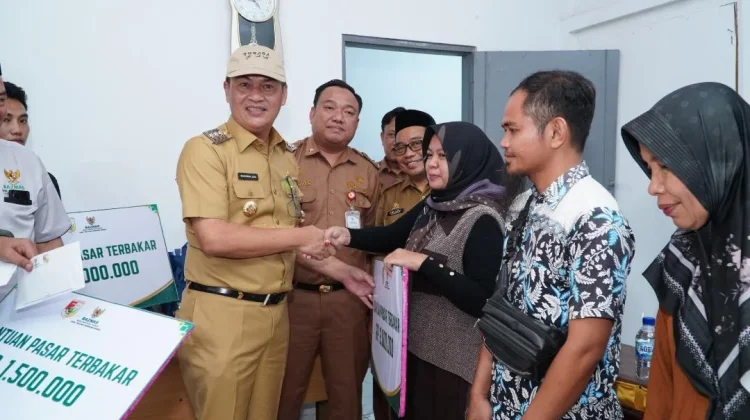 Pedagang Korban Kebakaran Pasar Mulya Kencana Terima Bantuan
