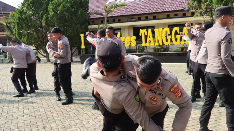 Kapolres Tanggamus Asah Kemampuan Bela Diri Anggota