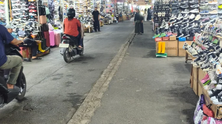 Omzet Anjlok Pasca-Covid, Pedagang Pasar Bawah Ramayana Mulai Jualan Online