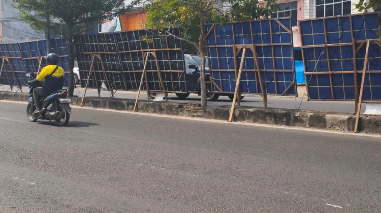 Pemasangan Papan Bunga Asal-asalan di Median Jalan Resahkan Pengguna Jalan