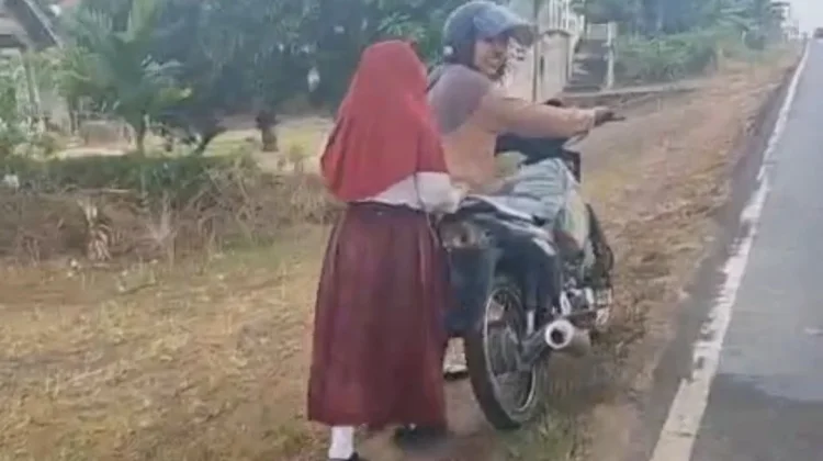 Polisi Mesuji Dorong Motor Warga hingga Tiga Kilometer