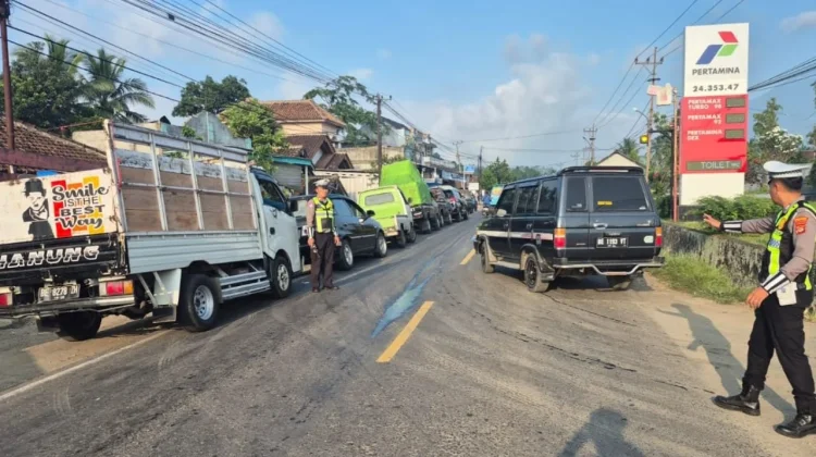 Satlantas Polres Tanggamus Atasi Kepadatan Antrean BBM di Jalinbar