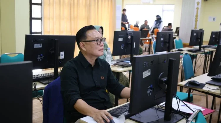 Usia 62 Tahun, Heri Andrian Ikut Seleksi Doktor Unila