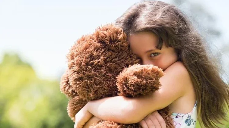 Anak Pemalu dan Pendiam? Orang Tua Coba Kenali 6 Penyebabnya
