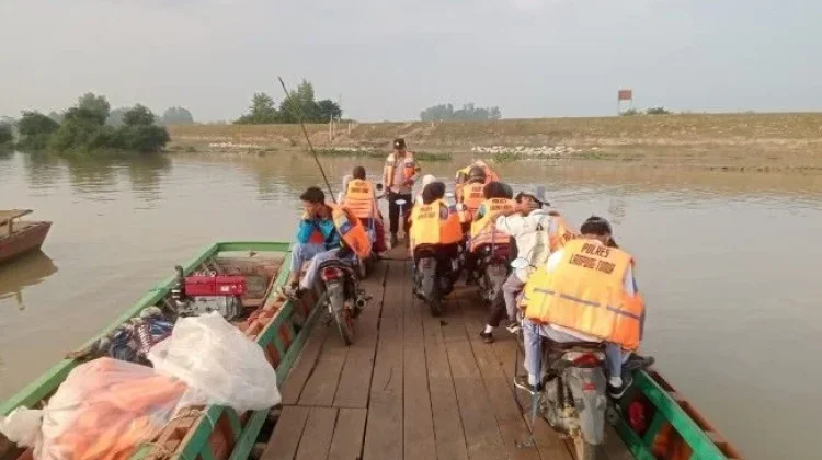 Polisi Kawal Keselamatan Pelajar yang Menyeberangi Sungai di Lampung Timur