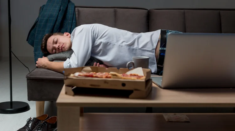 Makan Banyak Bikin Deg-degan, ternyata Ini Sebabnya