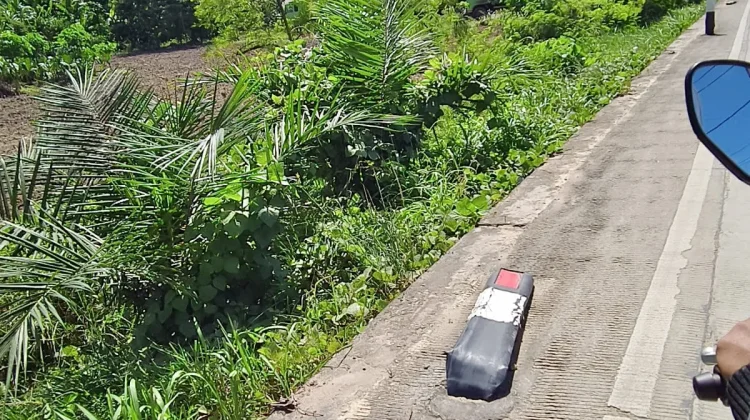 Pembatas Jalan Rusak Dikeluhkan Pengendara di Jalan Simpang Randu