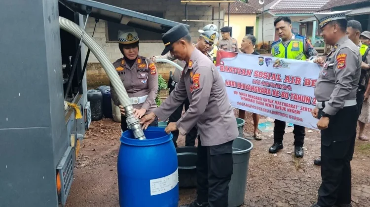 Polres Lampung Utara Salurkan Bantuan Air Bersih ke Warga