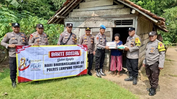 Sambut Hari Bhayangkara, Polsek Seputih Banyak Salurkan Sembako Kepada Warga