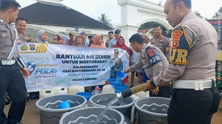 Ditlantas Polda Lampung Salurkan 16.000 Liter Air Bersih untuk Warga di Pesawaran