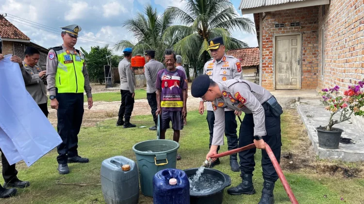 Polres Mesuji Salurkan Air Bersih untuk 73 KK di Way Serdang