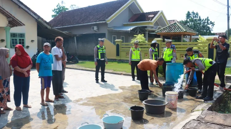 Polres Lampung Timur Salurkan Air Bersih untuk Warga Terdampak Kemarau