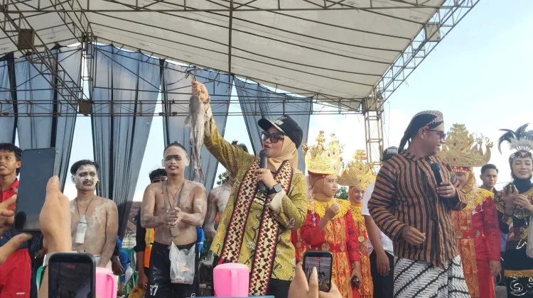 Ela Hadiri Karnaval Potensi Desa Meriahkan HUT Ke-67 Desa Tanjung Qencono