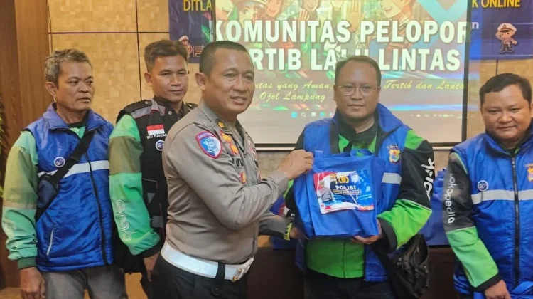 Sambut HUT Bhayangkara, Ditlantas Polda Lampung Bagikan Seribu Paket Sembako