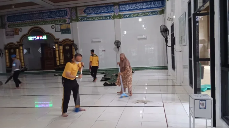 Polres Mesuji Bersihkan Masjid dan Gereja Serentak