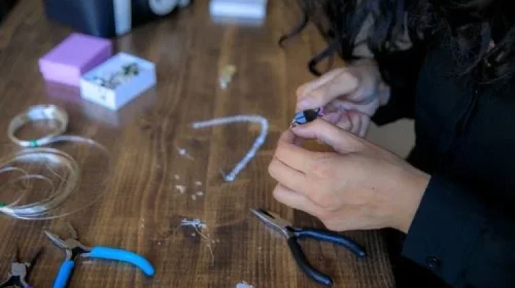 Kebangkitan "Upcycled Jewelry": Tren Aksesori Remaja dari Limbah Elektronik