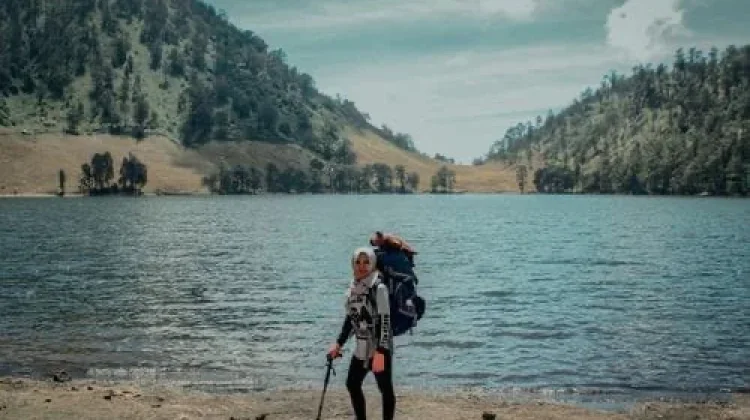 Tren "Solo Camping" Perempuan Muda: Keberanian Melawan Stigma Keamanan Ruang Publik