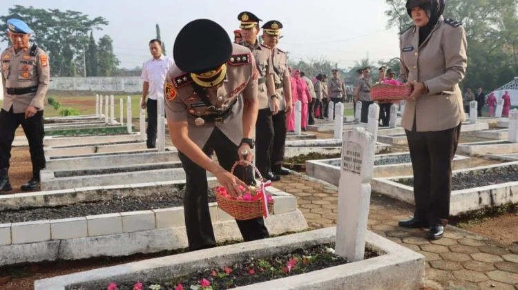 Hari Bhayangkara, Polres Lampung Utara Gelar Ziarah dan Tabur Bunga di TMP Kotabumi