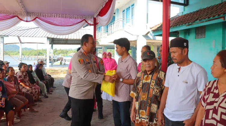 Polisi Salurkan Ratusan Paket Sembako untuk Warga di Pesisir Teluk Lampung