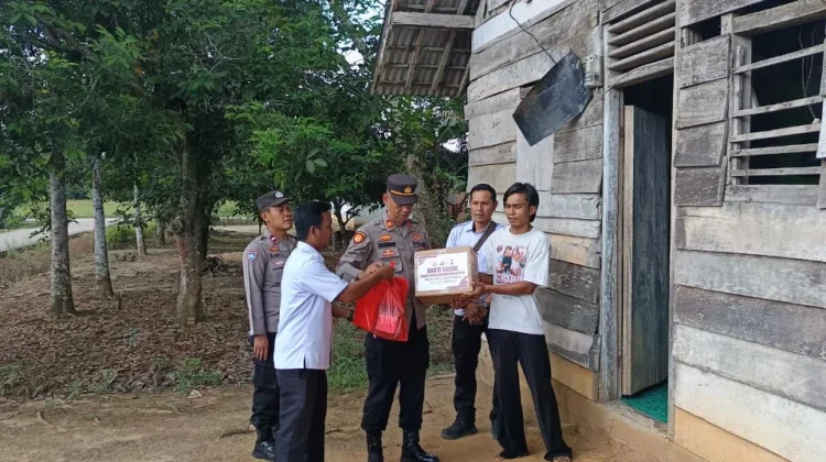 Hari Bhayangkara Kapolsubsektor Mesuji Bagikan Sembako Warga