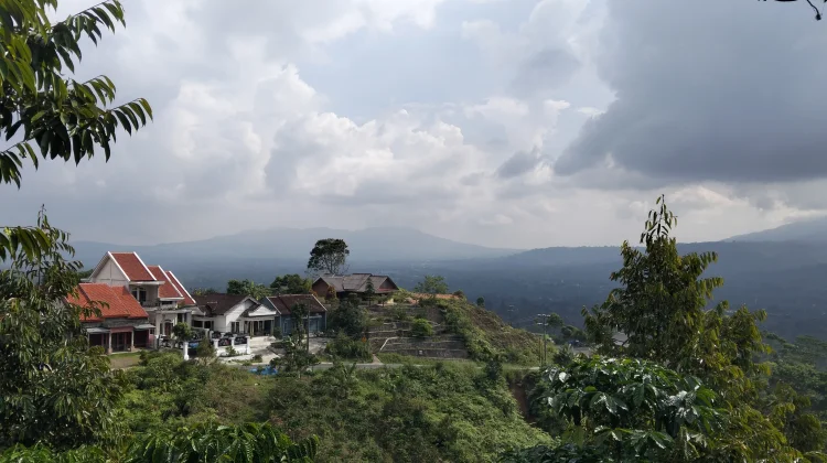 Panorama Pegunungan Liwa Jadi Daya Tarik Wisata