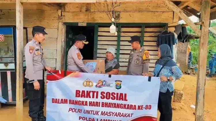 Hari Bhayangkara Polsek Simpang Pematang Salurkan Sembako Warga