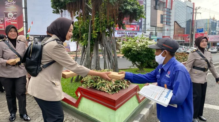 Polwan Bagikan 100 Nasi Kotak di Tugu Adipura Bandar Lampung
