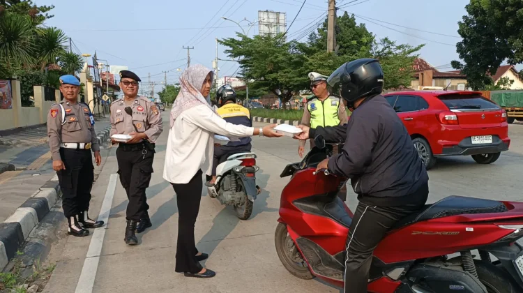 Jumat Berbagi, Polsek Sukarame Dekatkan Diri dengan Masyarakat lewat Aksi Sosial