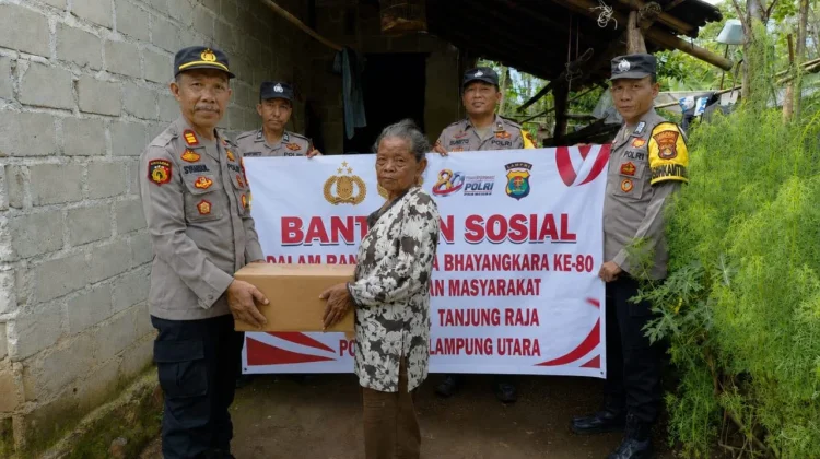 Polsek Tanjung Raja Salurkan Bantuan Sosial kepada Masyarakat