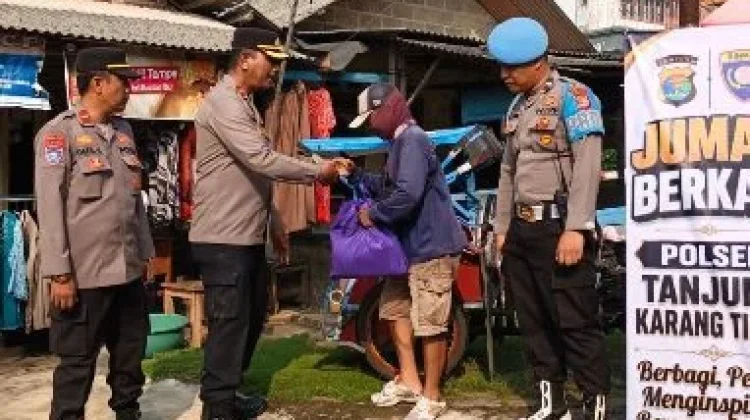 Sentuh Warga Slum Area, Kapolsek Tanjung Karang Timur Pimpin Jumat Berbagi