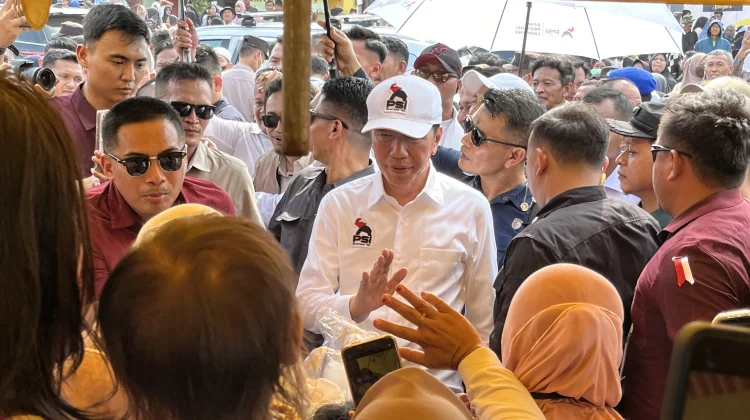 Ribuan Warga Antusias Bertemu Jokowi di Pringsewu, Sapa Pedagang dan Borong Jajan