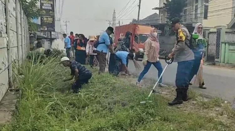 Bhabinkamtibmas Ajak Warga Wujudkan Lingkungan Bersih