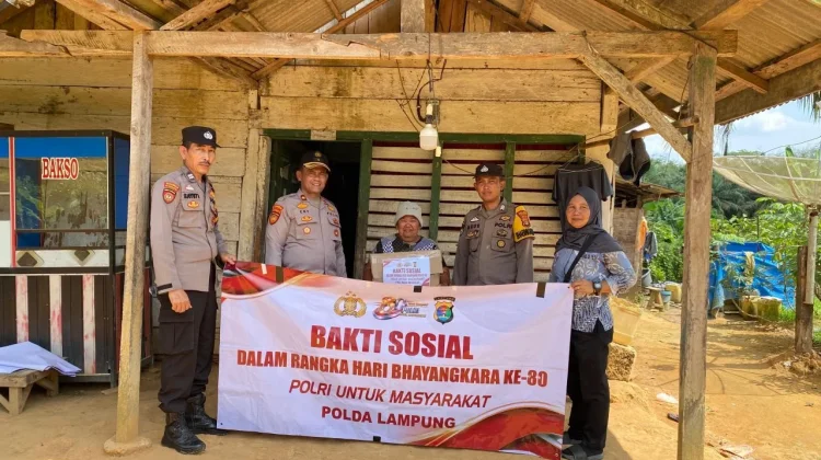 Polsek Simpang Pematang Bagikan Bantuan Sembako Kepada Masyarakat Kurang Mampu
