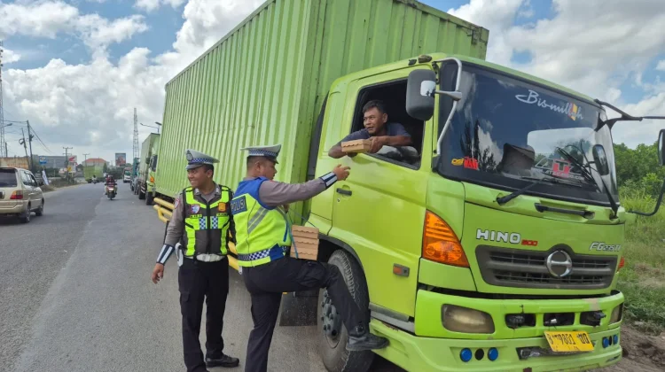 Tasi Berkah Satlantas Mesuji Bagikan Nasi untuk Warga