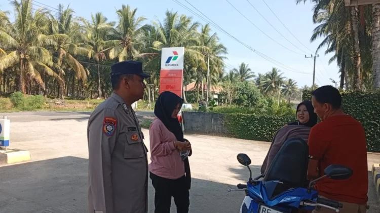 Ajak Masyarakat Jaga Kamtibmas, Bhabinkamtibmas Berikan Himbauan Keamanan