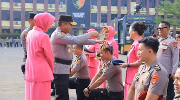 Wakapolda Lampung Pimpin Upacara Kenaikan Pangkat 1.051 Personel