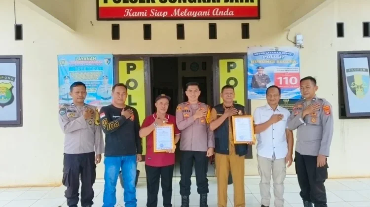 Kapolsek Sungkai Jaya Berikan Penghargaan kepada Dua Tokoh Masyarakat
