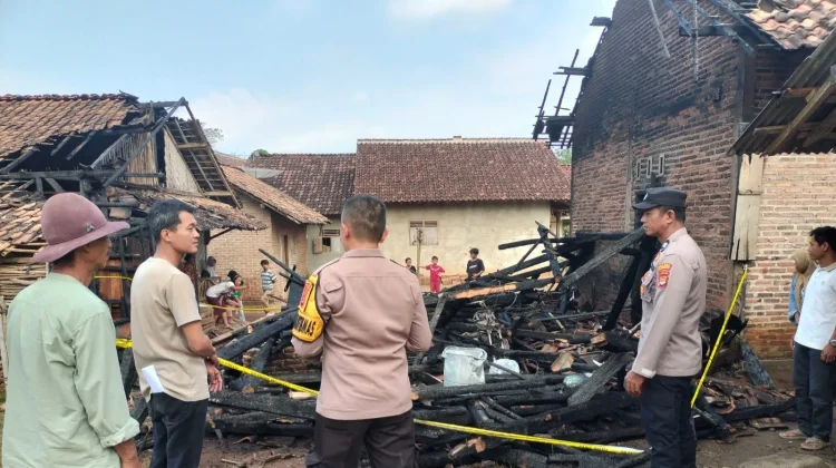 Polsek Pugung dan Inafis Polres Tanggamus Identifikasi Kebakaran Rumah