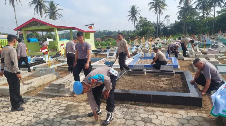 jelang Hari Bhayangkara, Polsek Sukoharjo Bersih-bersih Makam Pahlawan