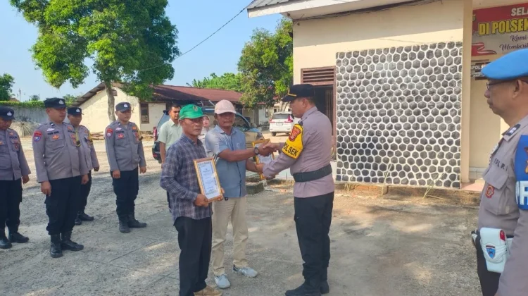 Polsek Abung Selatan Beri Penghargaan Sabuk Kamtibmas Kepada Dua Warga