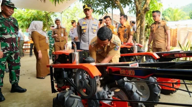 Pemkab dan Polres Pringsewu Salurkan Alsintan