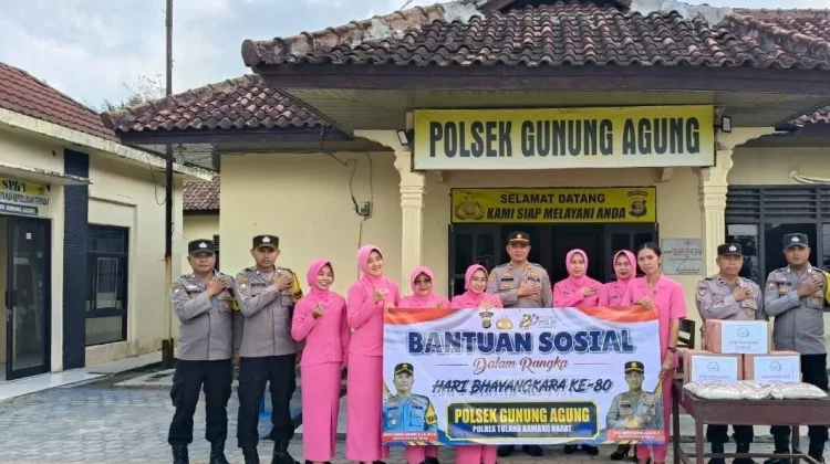 Polsek Gunung Agung Bagikan Bansos Kepada Masyarakat