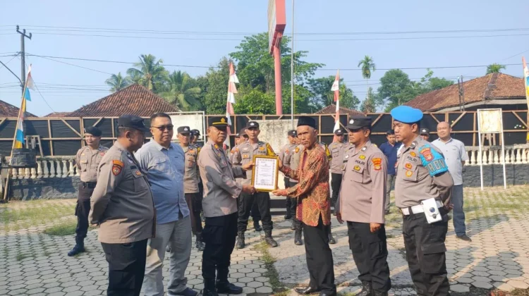Polsek Sungkai Utara Berikan Penghargaan kepada Dua Tokoh Masyarakat