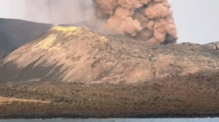 Aktivitas Meningkat, Gunung Anak Krakatau Naik Status Menjadi Level III Siaga