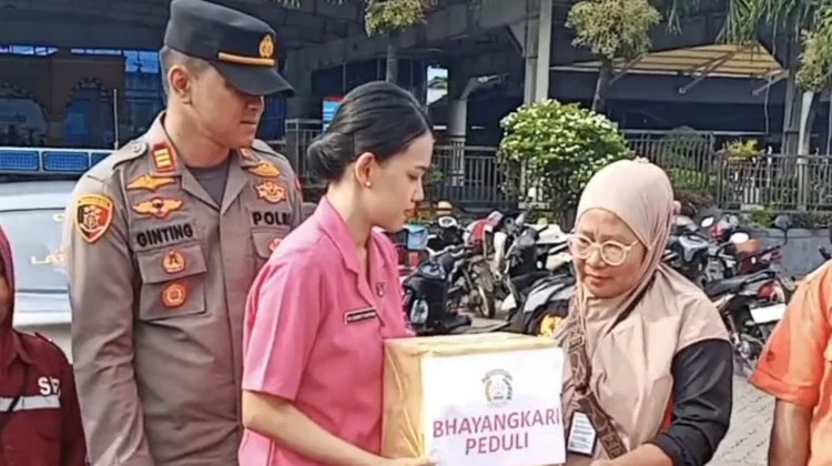 Peringati HUT Bhayangkara ke-80, KSKP Bakauheni Bagikan Puluhan Paket Sembako
