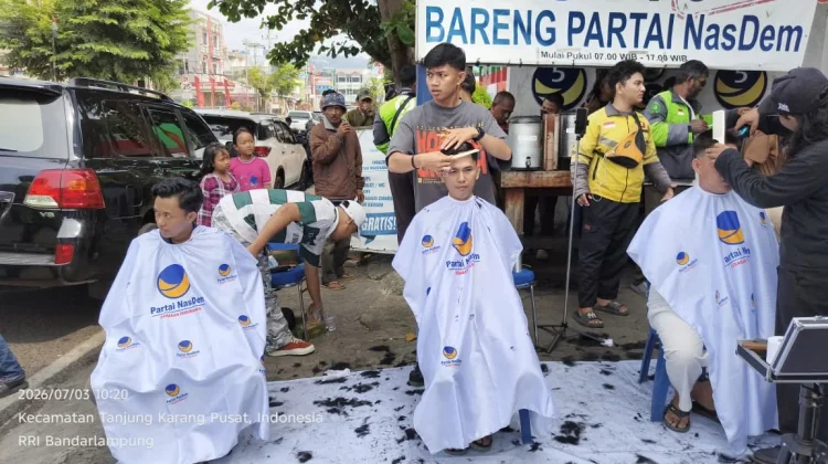 Cukur Gratis NasDem Lampung Layani Semua Kalangan